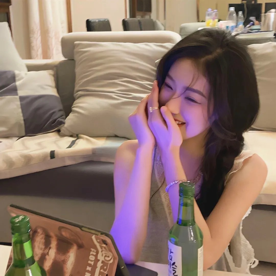 街头实拍：一线女星私下抽烟，经纪人连夜公关